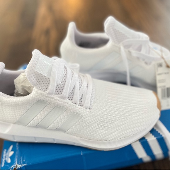 ADIDAS SWIFT RUN - Picture 2 of 5